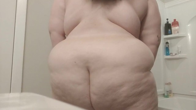 BBW SHAKES HER ASS